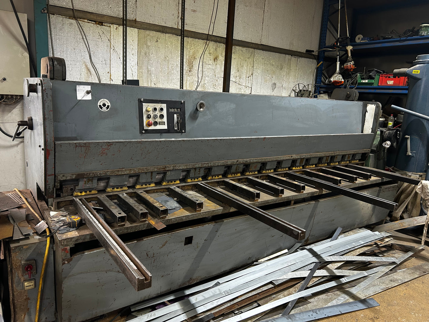 Ghilotină Industrială pentru Tăierea Tablelor Lungime 3M grosime tablei 4mm